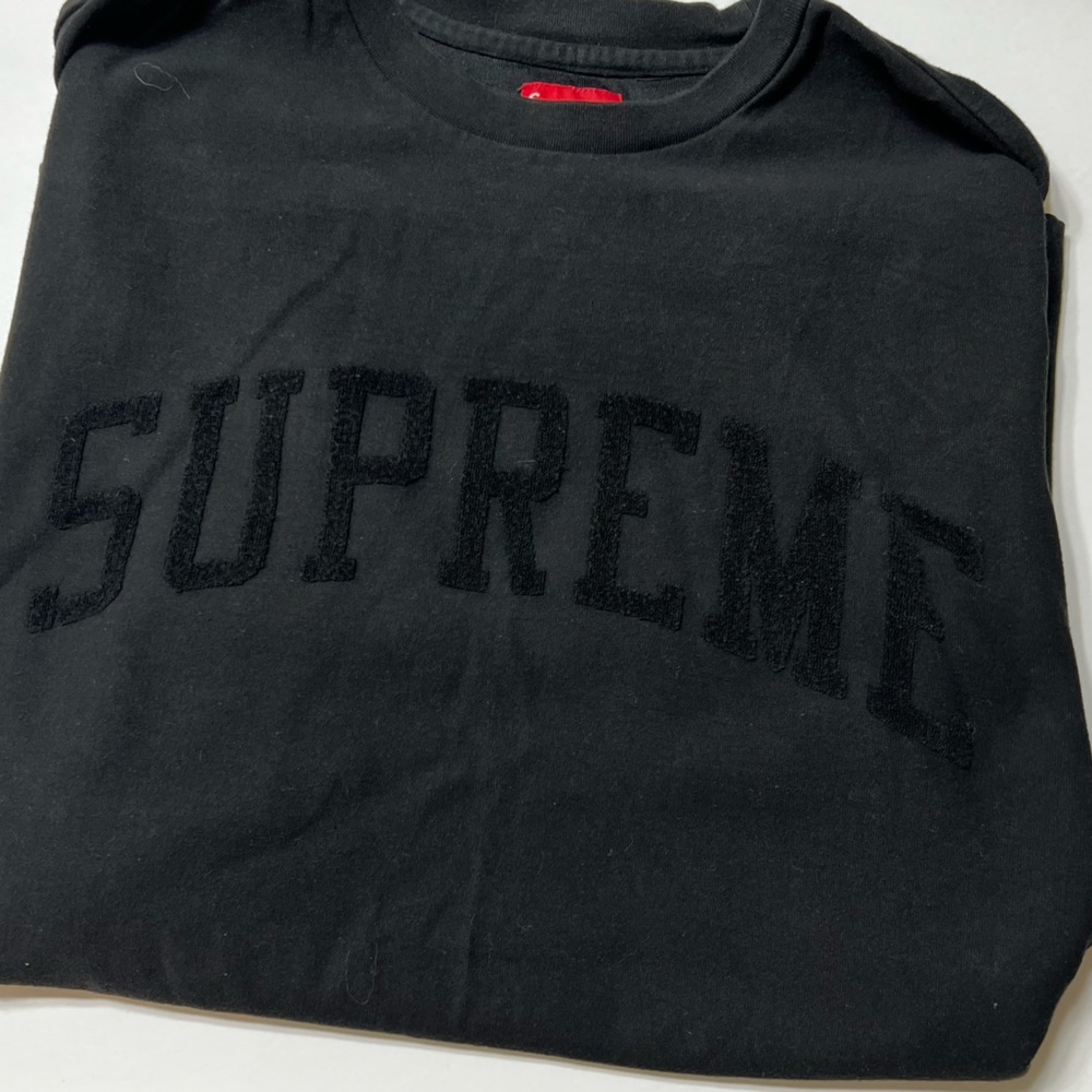 NWT Supreme Chenille Logo Tee large black tee